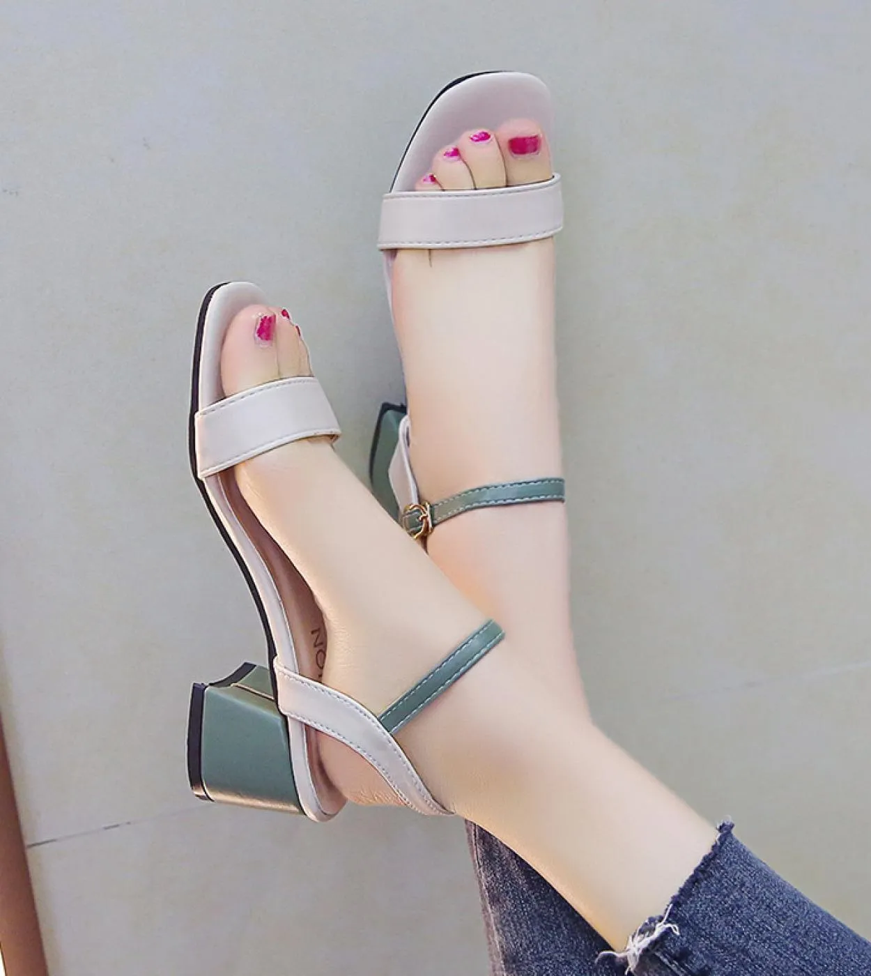 2022 di Estate di Modo Delle Donne Sandali Open Toe Casual Delle Signore Scarpe con Zeppa Grezzo Tacco Medio Femminile Sandali M