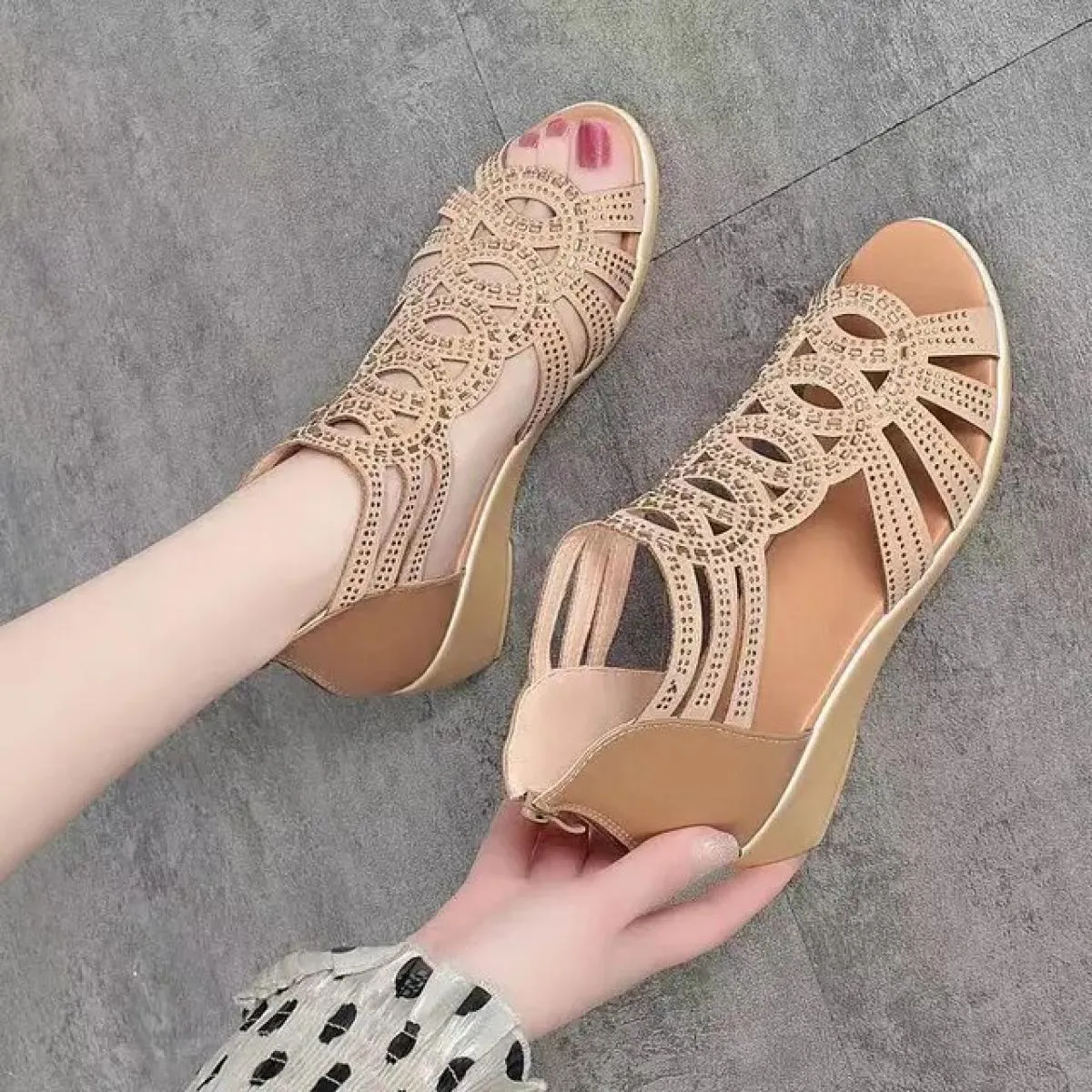 2023 Estate Nuova Pelle Morbida Sandali Romani Donne Suola Morbida Outwear Scarpe Con Zeppa da Donna Moda Casual Designer Scarpa