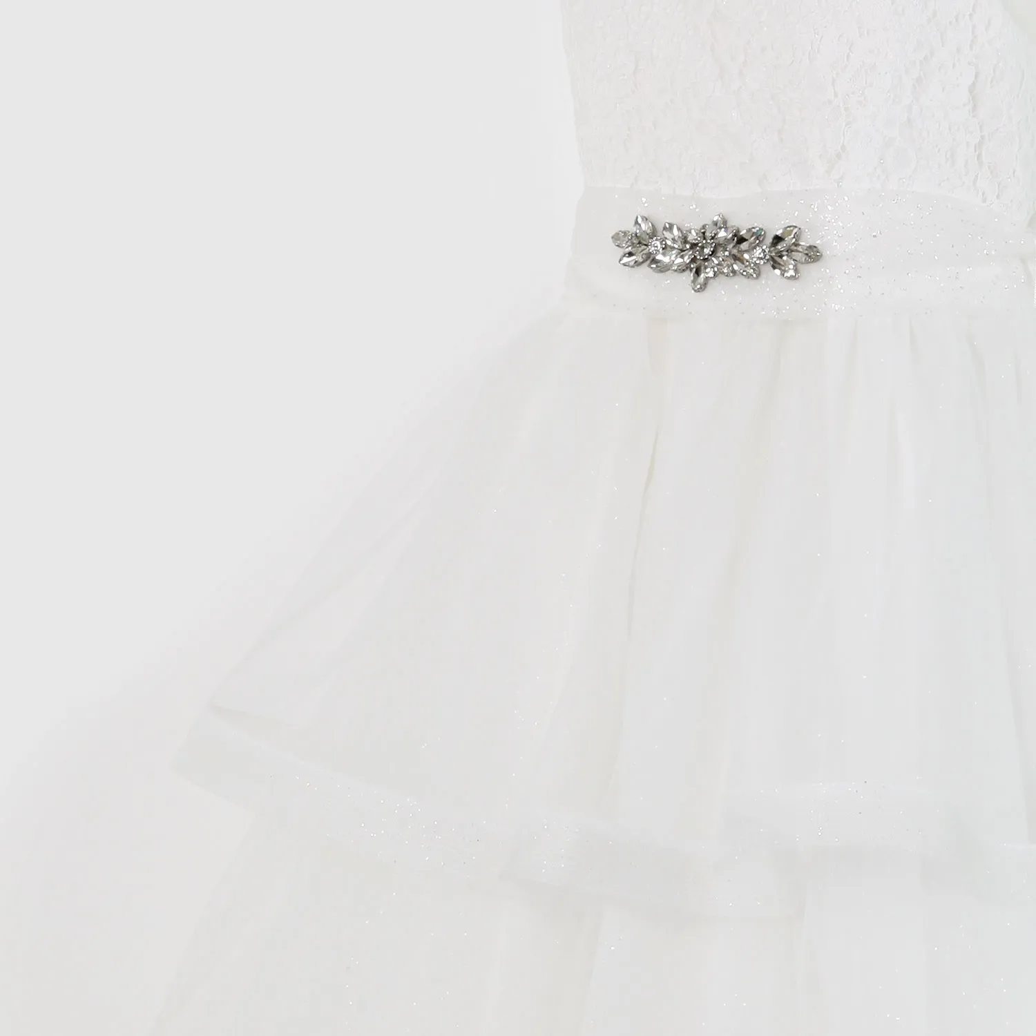 Abito Bianco In Pizzo Con Spilla Bambina