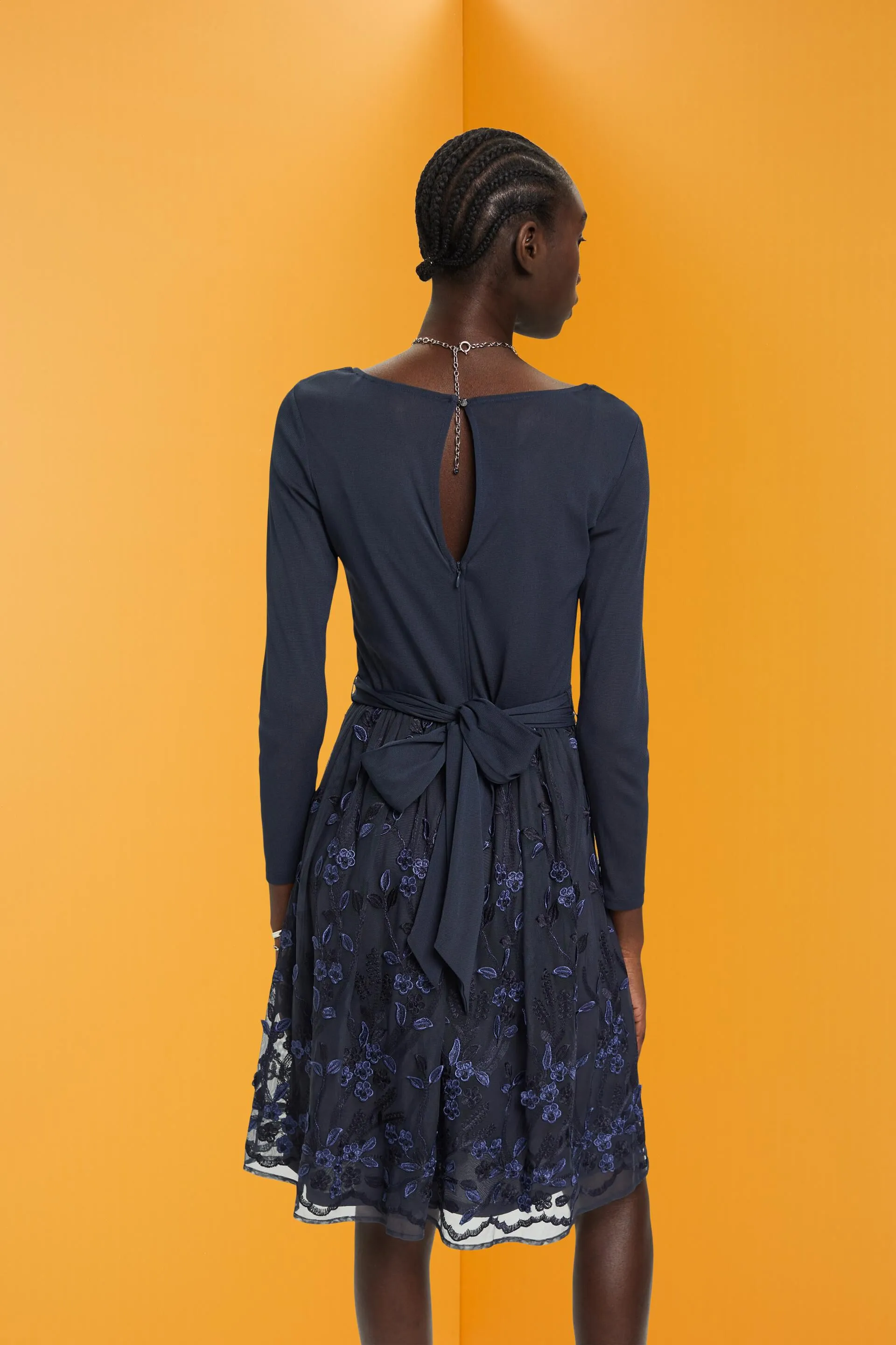 Abito mini in pizzo 3D con mesh floreale ricamato