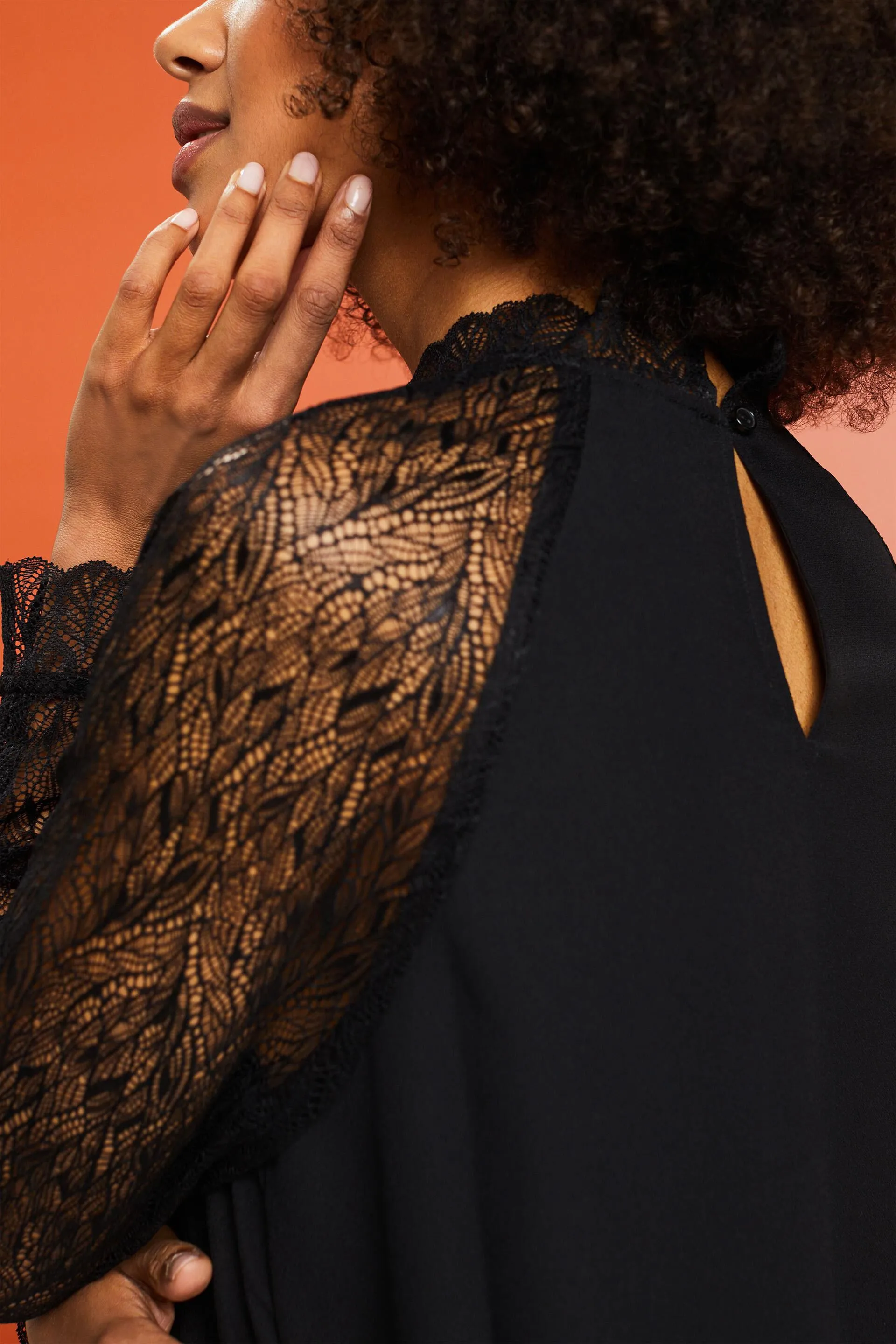 Blusa in pizzo a manica lunga