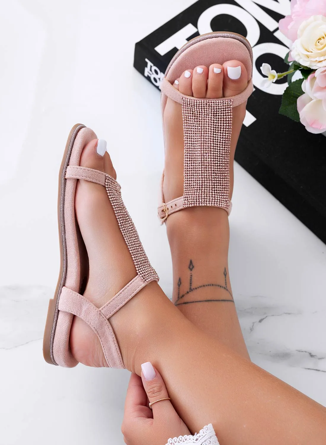 DESIREE - Sandali bassi rosa con fascia in strass