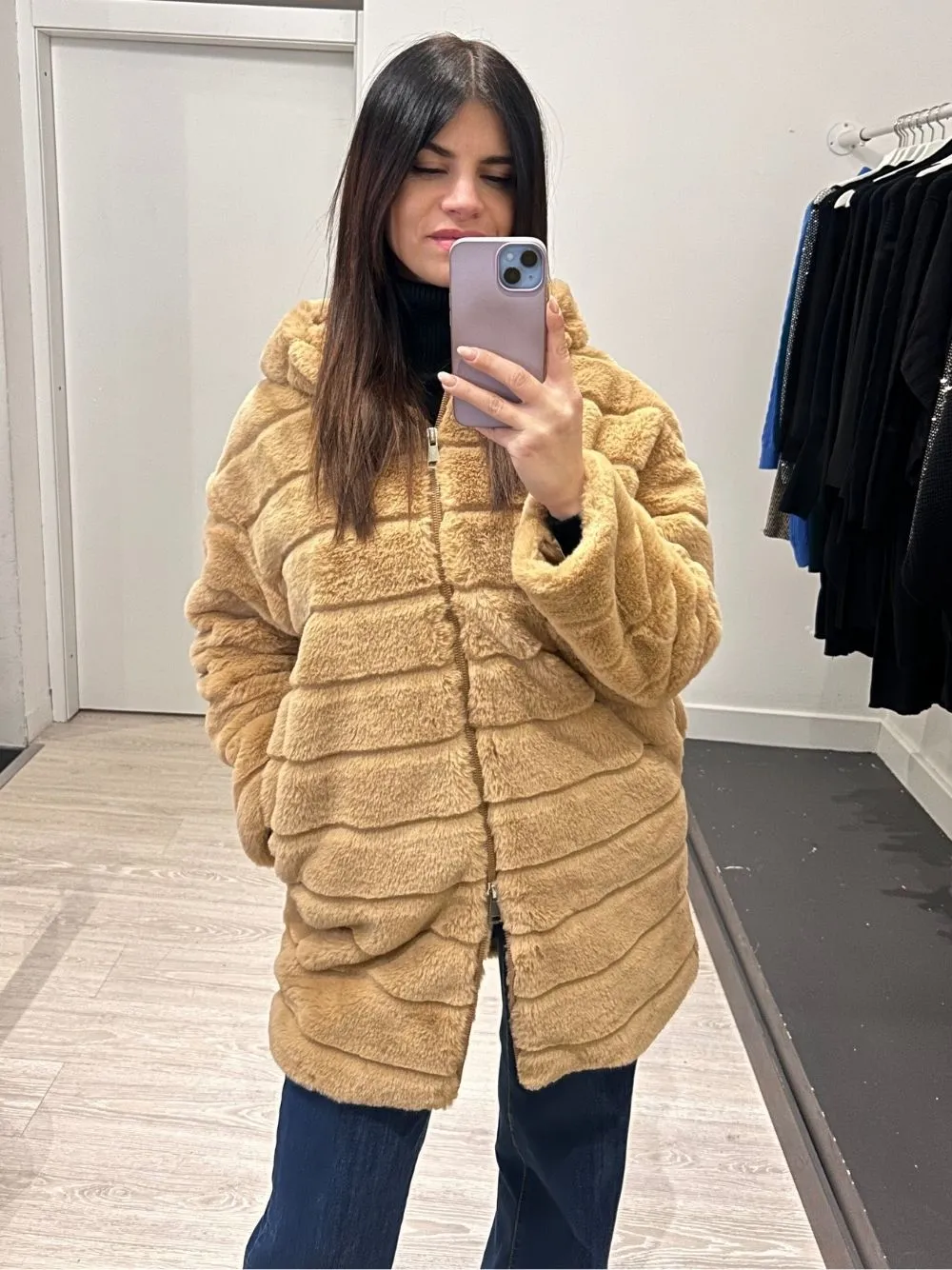 Eco pelliccia con cappuccio e zip lungo