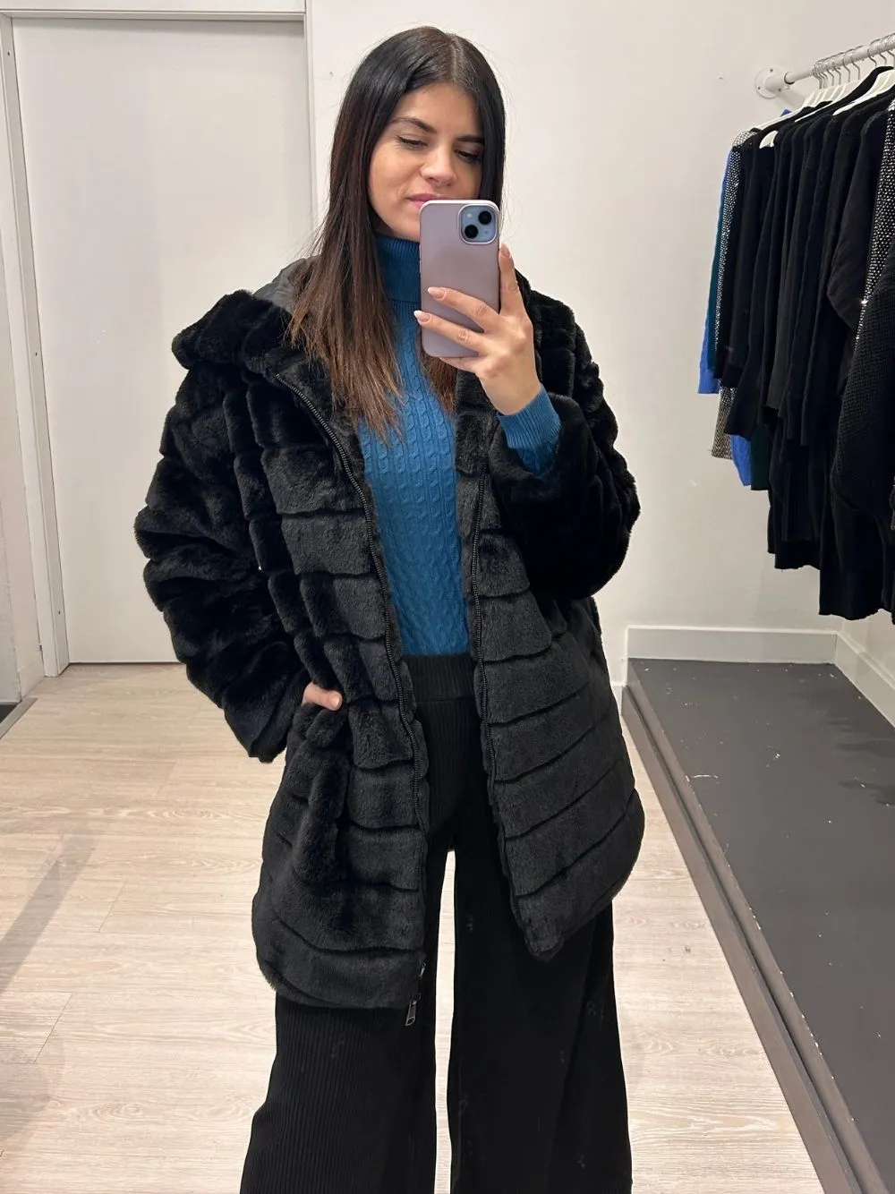 Eco pelliccia con cappuccio e zip lungo