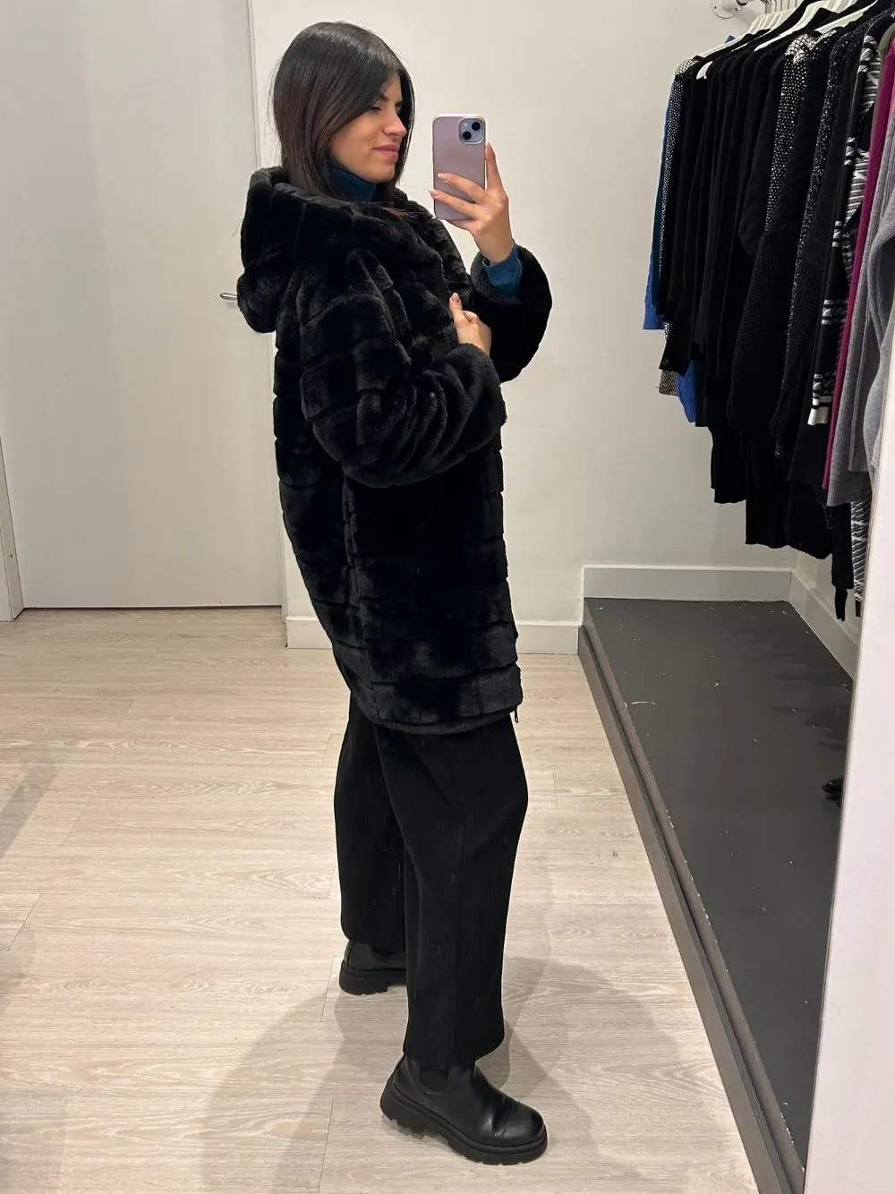 Eco pelliccia con cappuccio e zip lungo