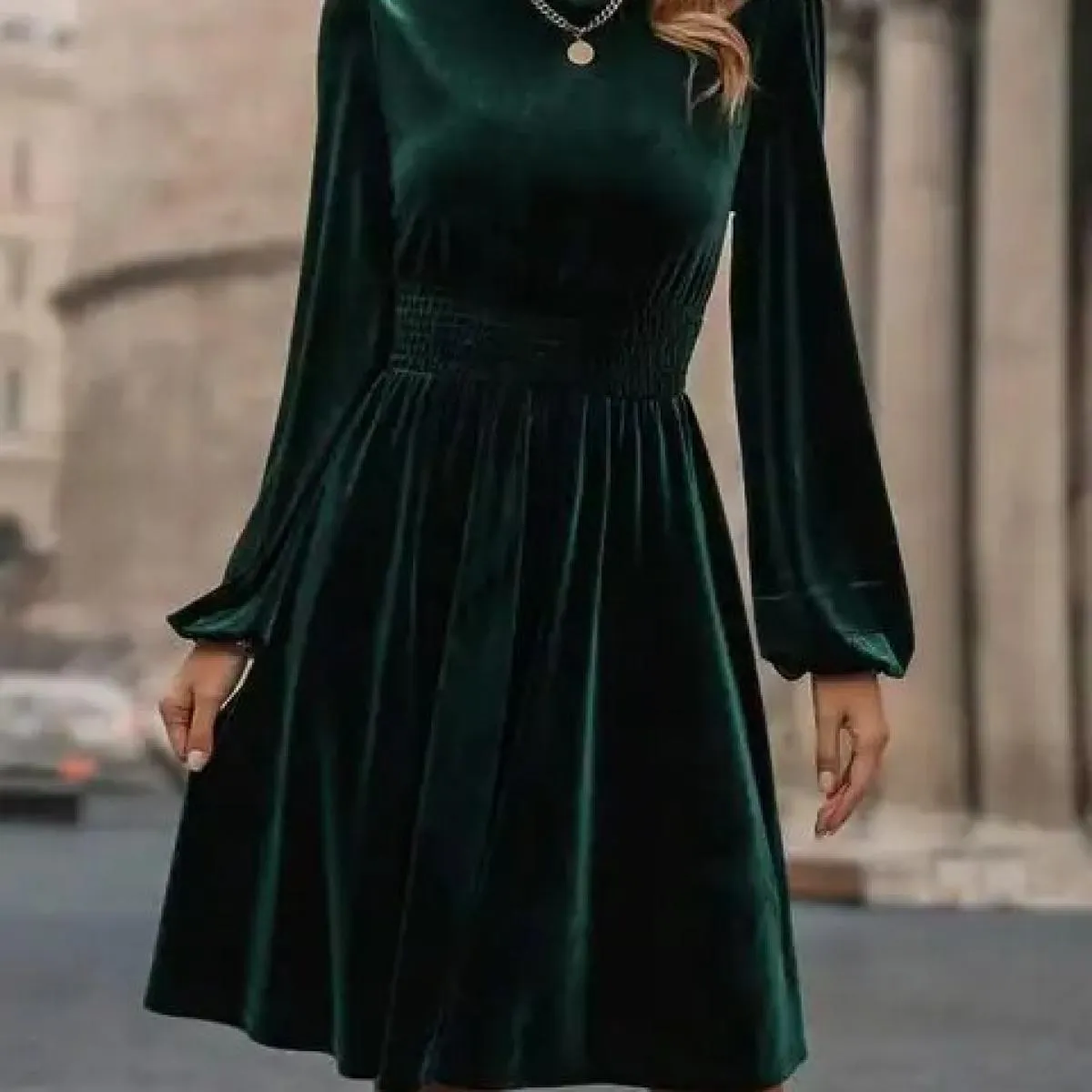 Elegante gonna corta in velluto per l'autunno e l'inverno da donna per il tempo libero, verde, abito con maniche a palloncino, m