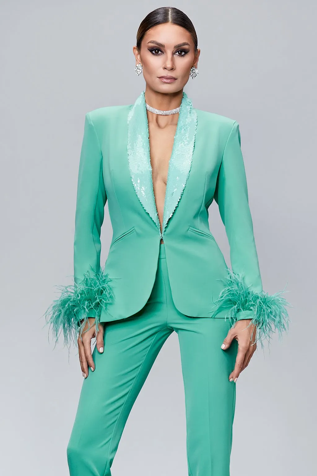Elegante tailleur con piume e paillettes