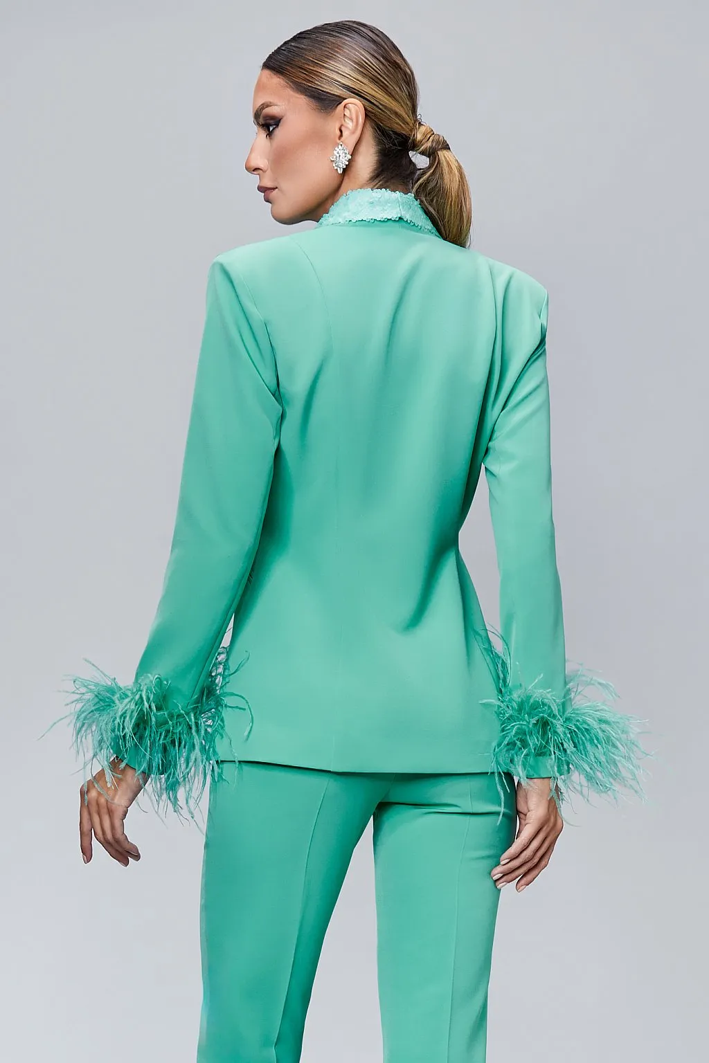 Elegante tailleur con piume e paillettes