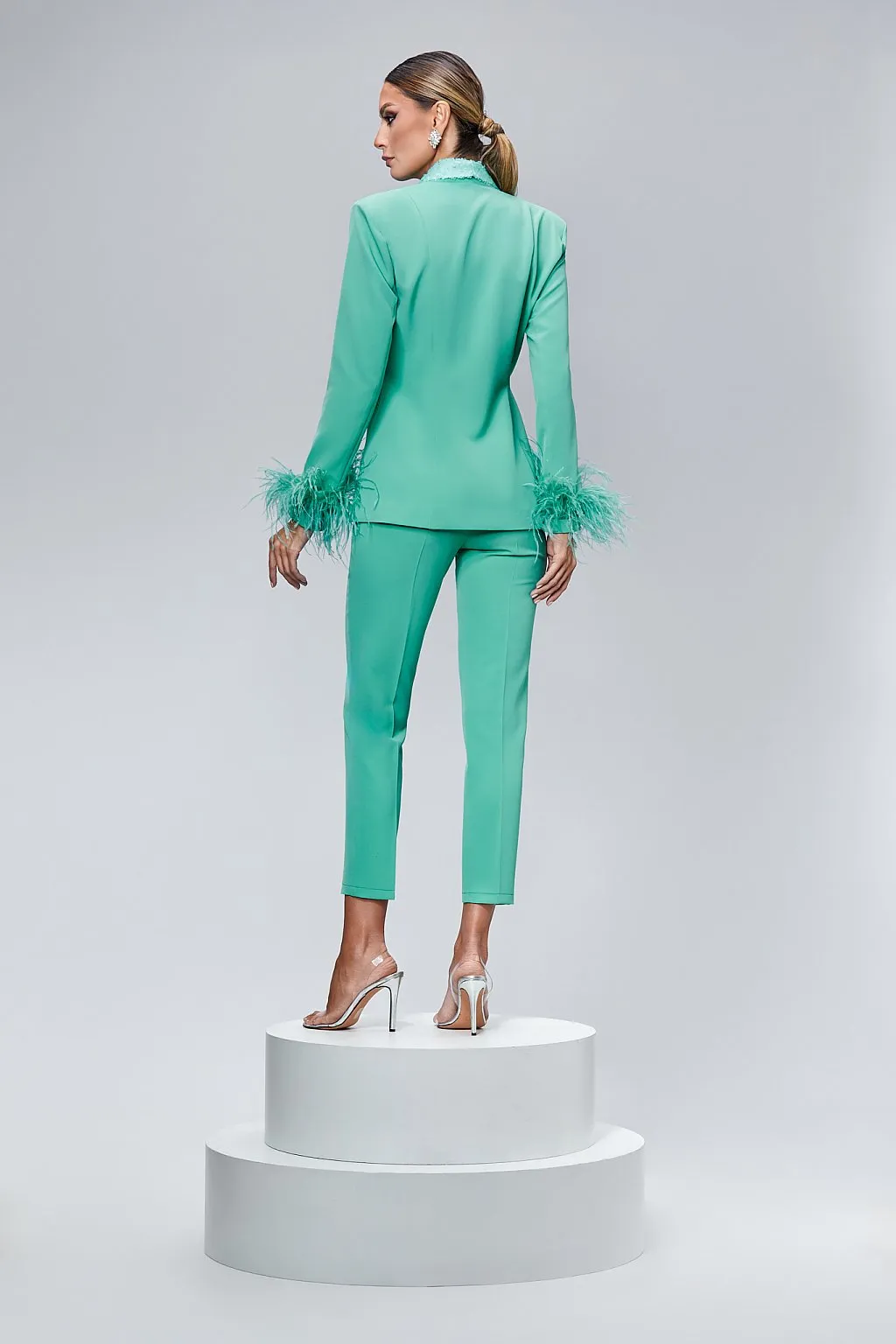 Elegante tailleur con piume e paillettes