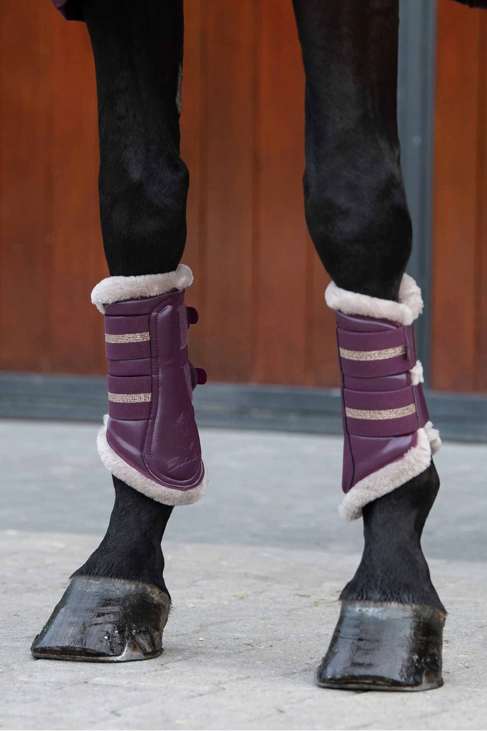 Eskadron Heritage AW2023 Paratendini Glamslate per Shetty con pelliccia ecologica