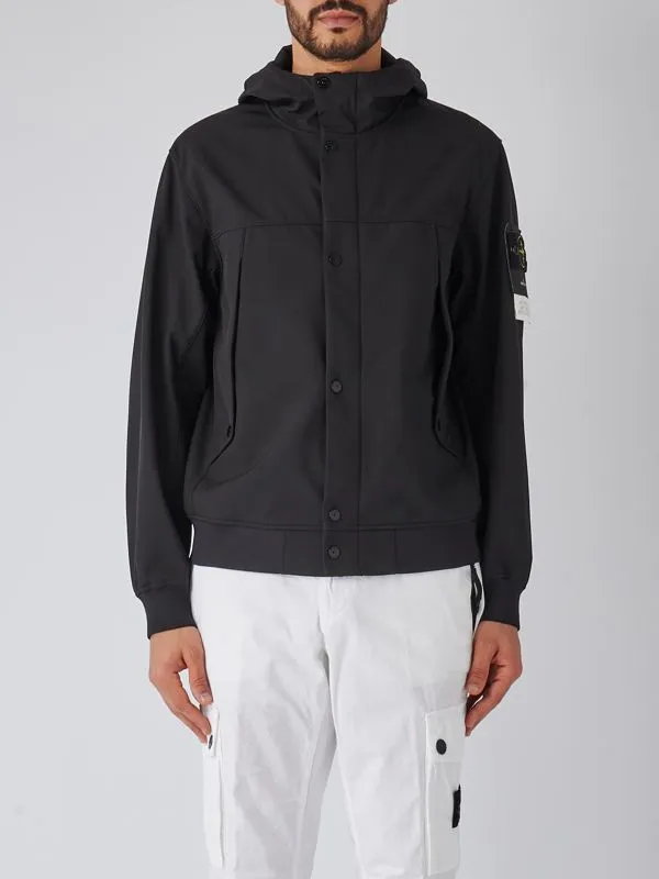 Giacca uomo Stone Island in softshell con cappuccio Nero