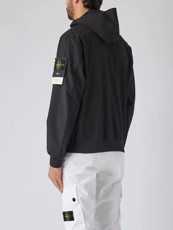 Giacca uomo Stone Island in softshell con cappuccio Nero