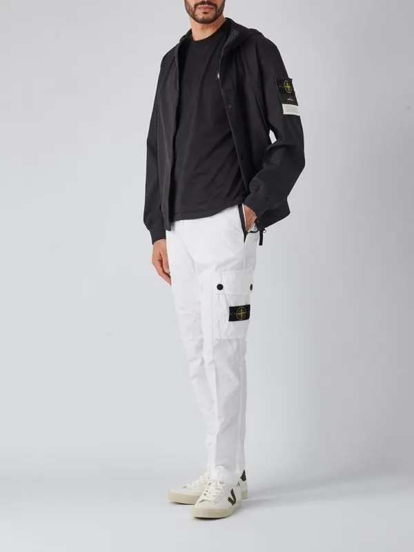 Giacca uomo Stone Island in softshell con cappuccio Nero