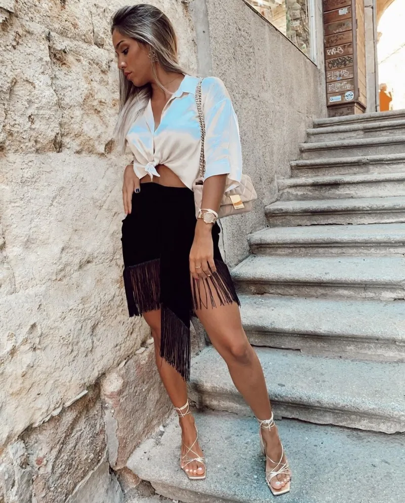 Gonna elegante e semplice da donna in velluto nero con frange