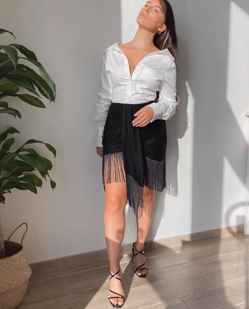 Gonna elegante e semplice da donna in velluto nero con frange