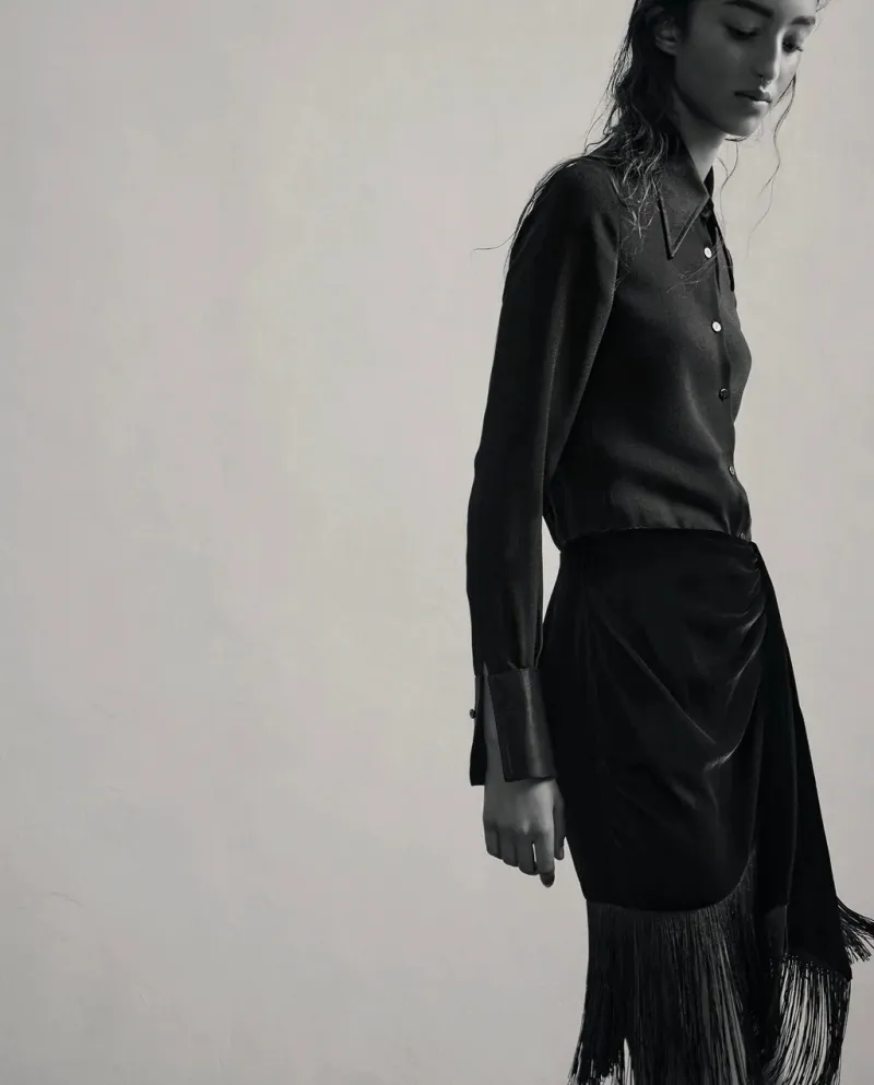 Gonna elegante e semplice da donna in velluto nero con frange