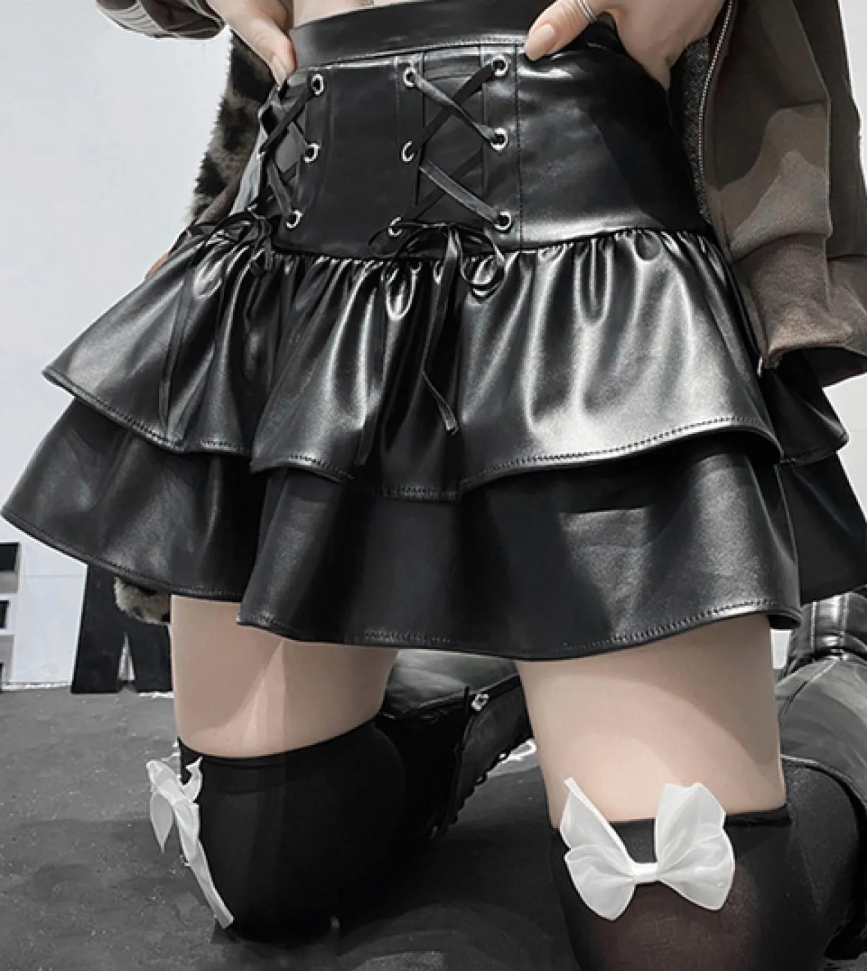 Minigonne in pelle PU stile punk Vita alta Fasciatura con lacci Gonna a pieghe nera Streetwear Ragazze Abiti da donna scuri