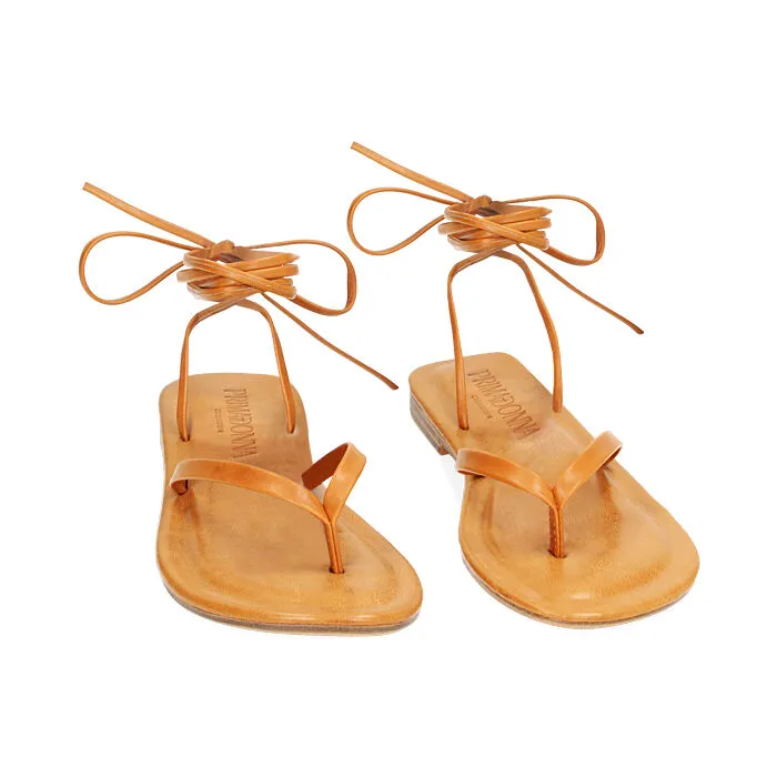 Sandali bassi cognac con lacci