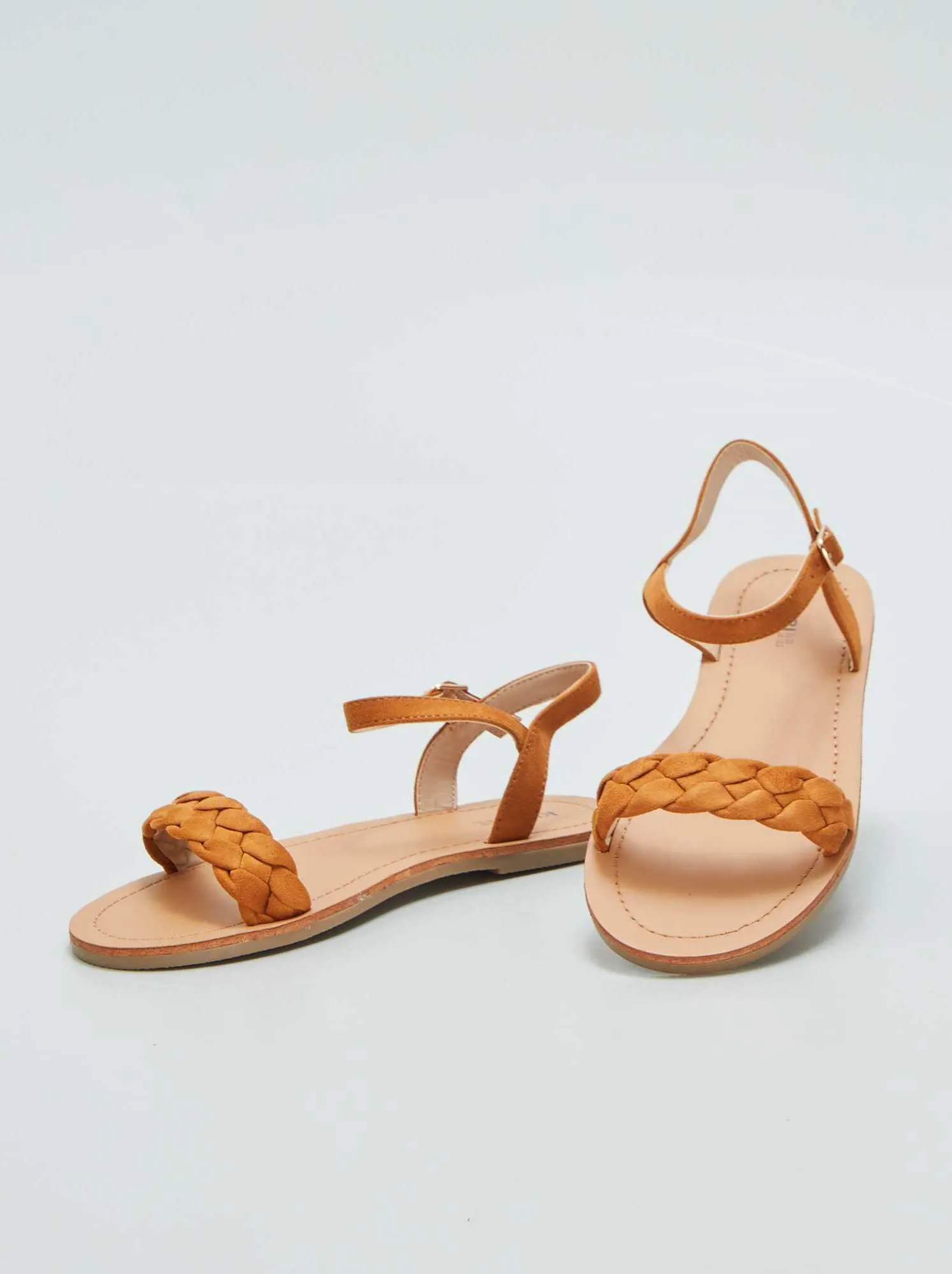 Sandali con cinturini intrecciati - MARRONE
