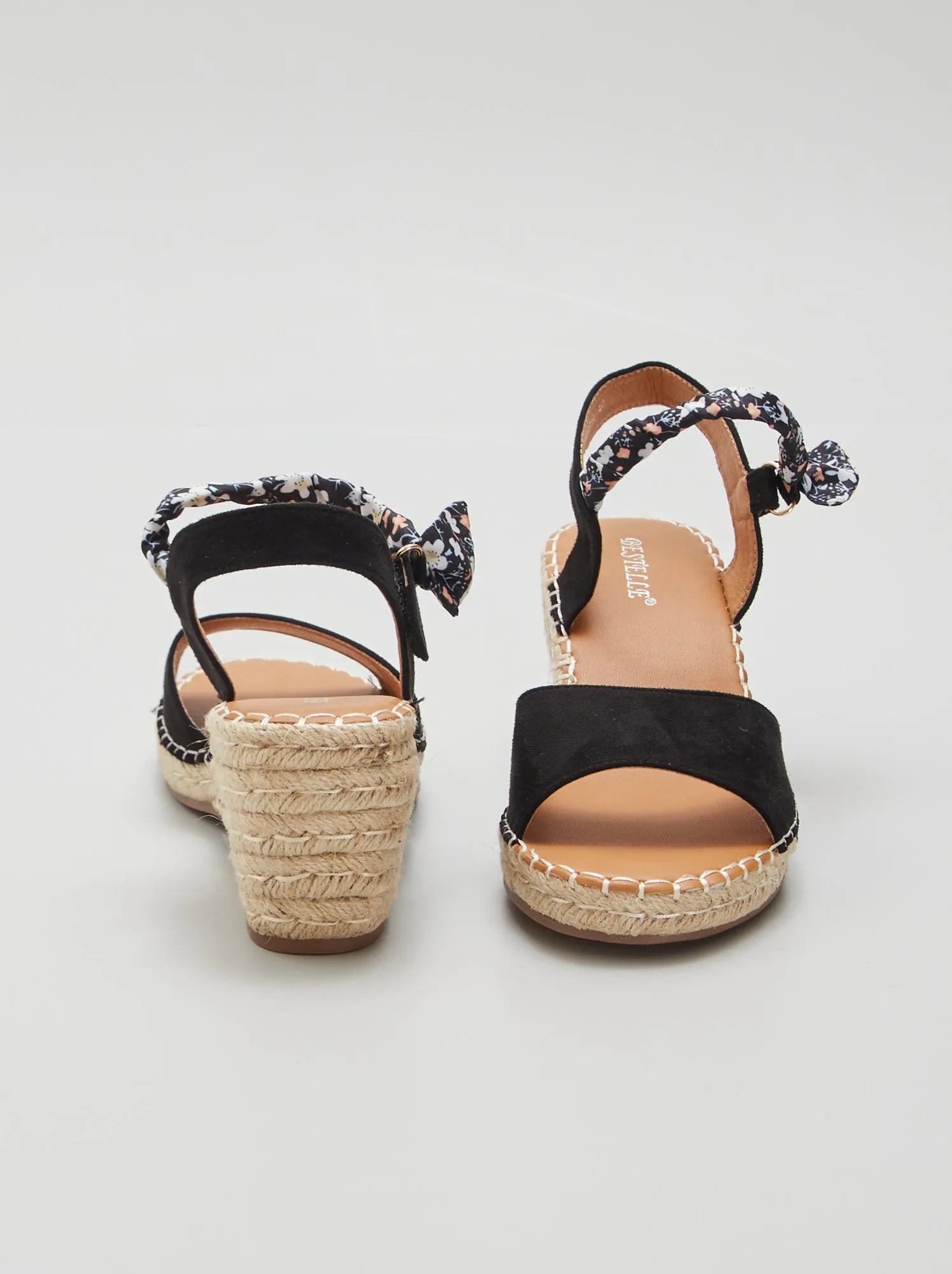 Sandali con zeppa - nero