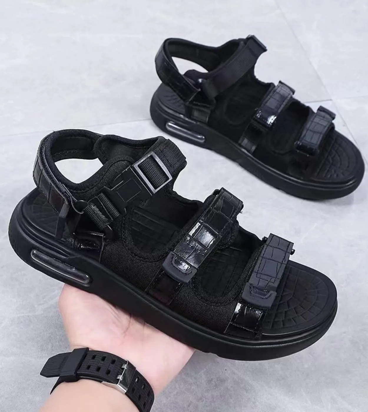 Sandali da uomo 2023 New Summer Luxury Beach Sandali in pelle Pu con imbottitura ad aria Scarpe con plateau da esterno leggere U