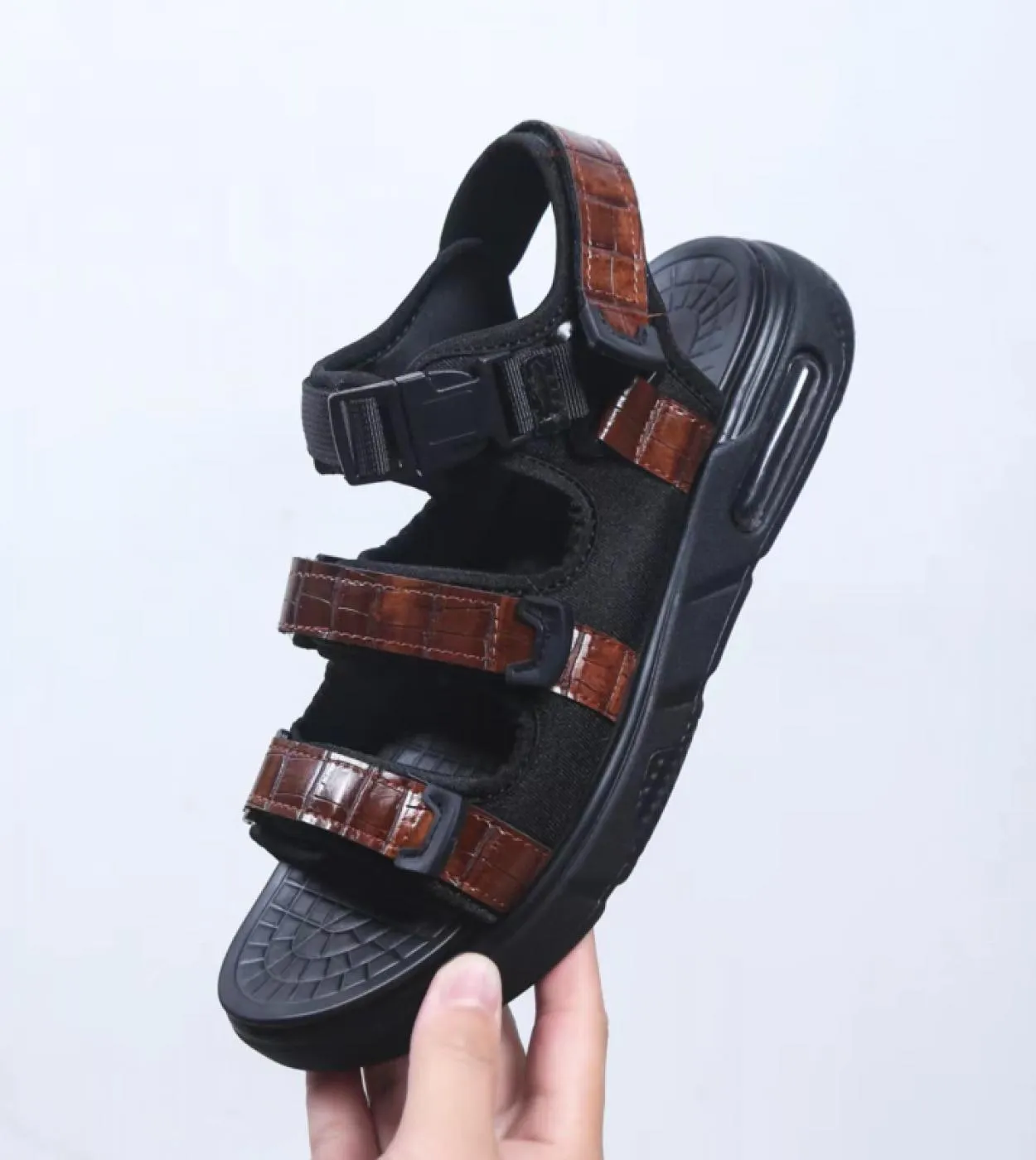 Sandali da uomo 2023 New Summer Luxury Beach Sandali in pelle Pu con imbottitura ad aria Scarpe con plateau da esterno leggere U