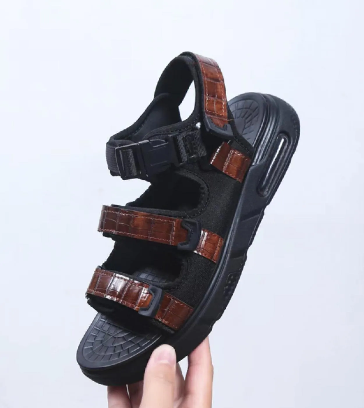 Sandali da uomo 2023 New Summer Luxury Beach Sandali in pelle Pu con imbottitura ad aria Scarpe con plateau da esterno leggere U