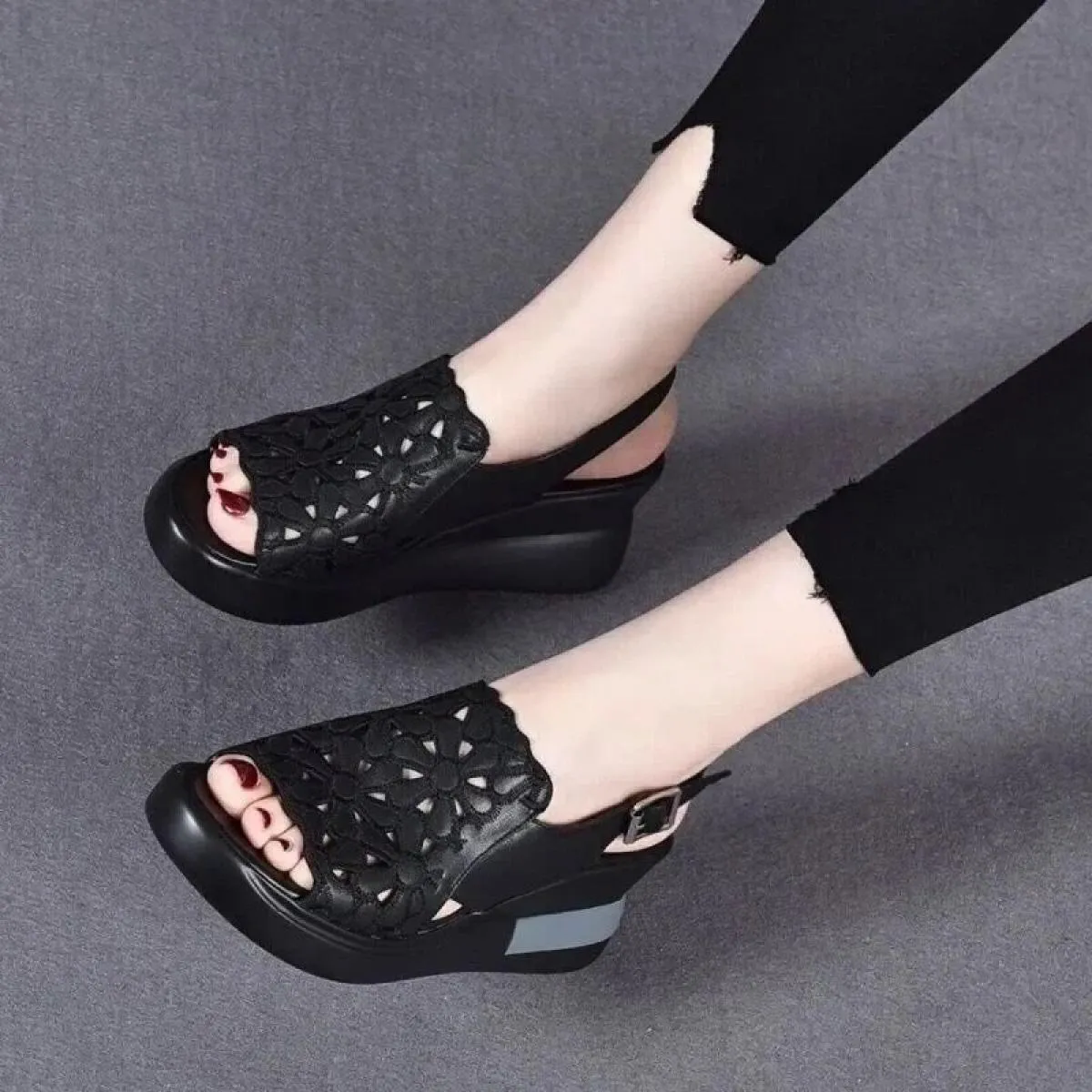 Scarpe con zeppa estive per donna sandali con plateau punta aperta fiori vuoti retro Lady cinturino con fibbia con tacco alto ca