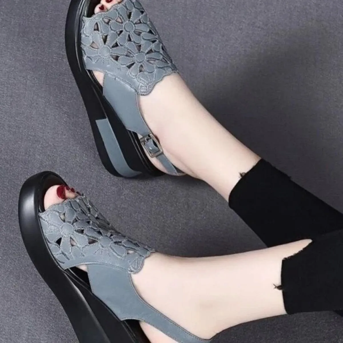 Scarpe con zeppa estive per donna sandali con plateau punta aperta fiori vuoti retro Lady cinturino con fibbia con tacco alto ca