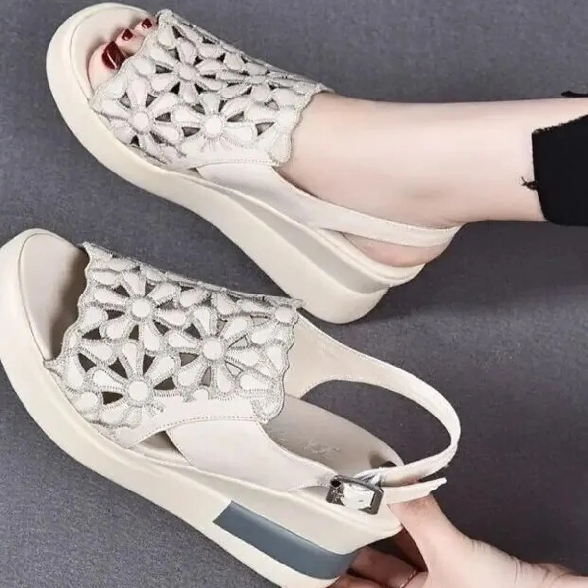 Scarpe con zeppa estive per donna sandali con plateau punta aperta fiori vuoti retro Lady cinturino con fibbia con tacco alto ca