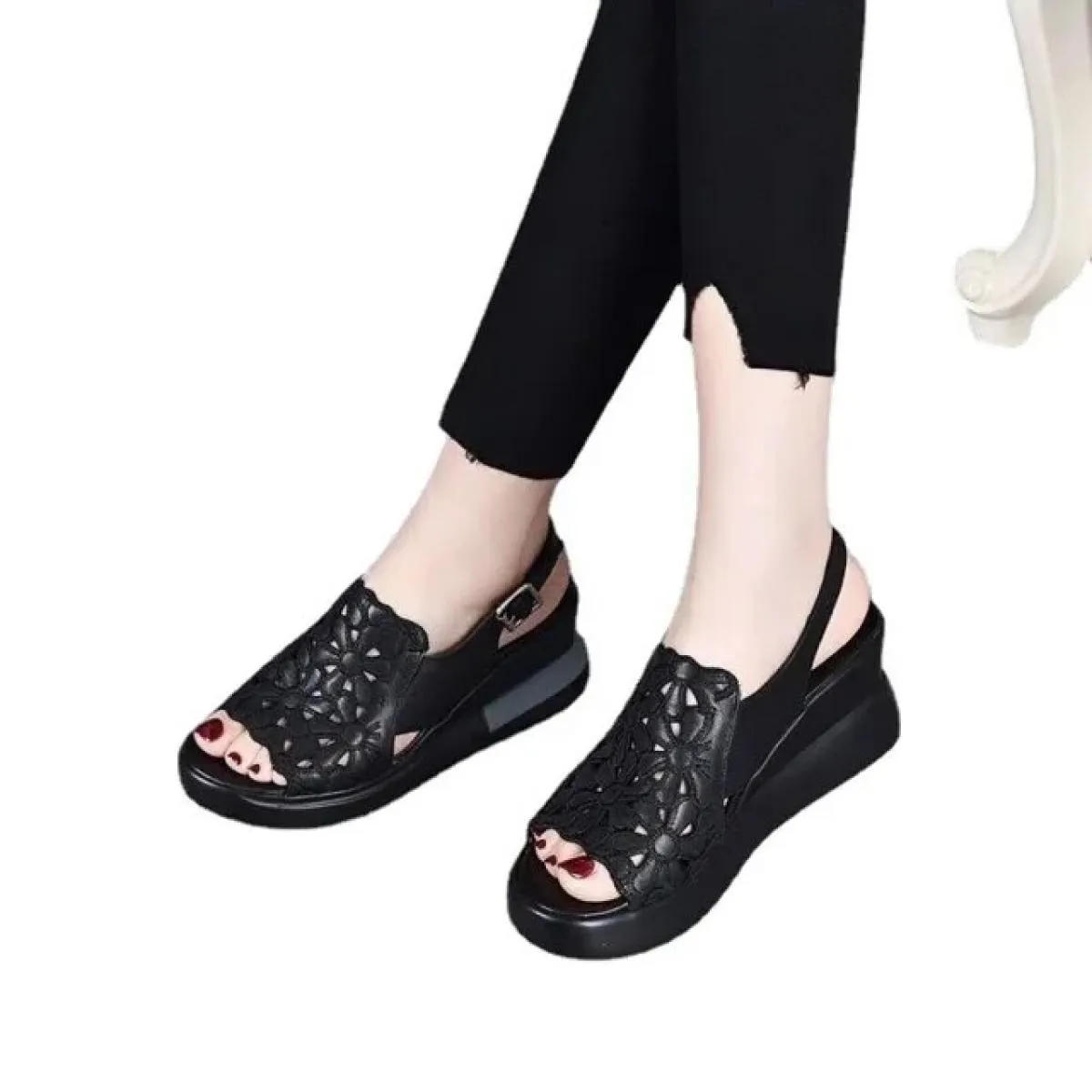 Scarpe con zeppa estive per donna sandali con plateau punta aperta fiori vuoti retro Lady cinturino con fibbia con tacco alto ca