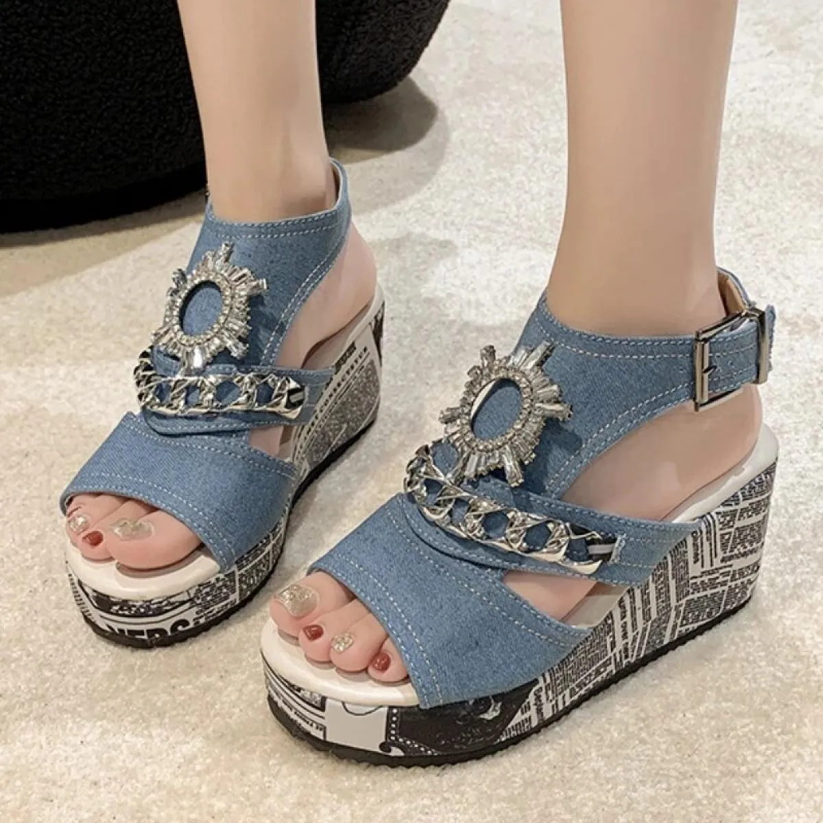 Scarpe da donna in vendita 2023 sandali da donna con fibbia di alta qualità estate strass catena scarpe con zeppa piattaforma da