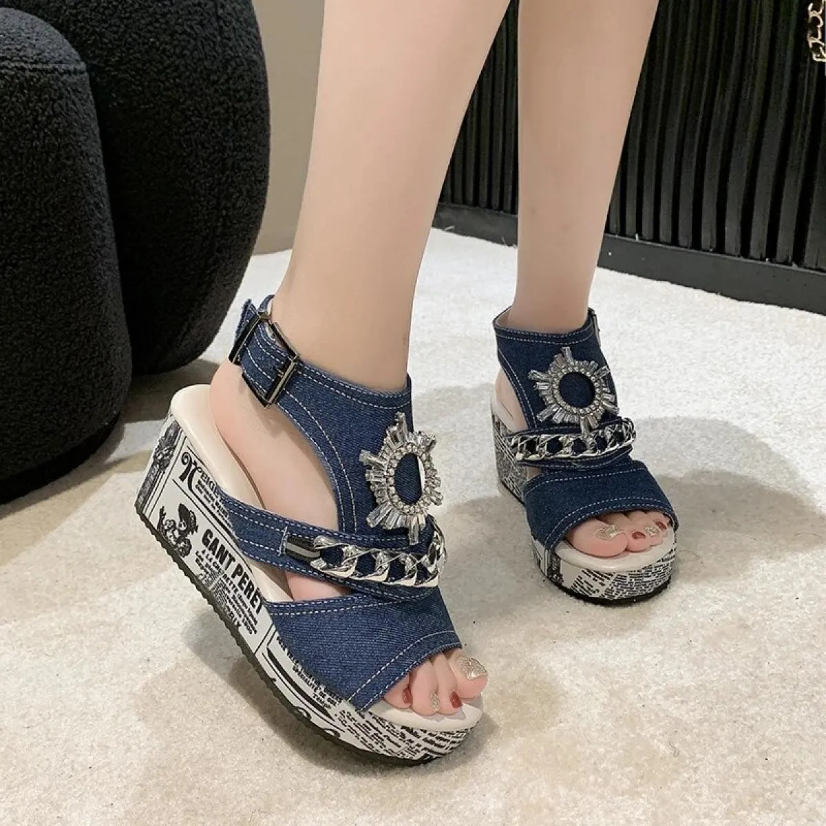 Scarpe da donna in vendita 2023 sandali da donna con fibbia di alta qualità estate strass catena scarpe con zeppa piattaforma da