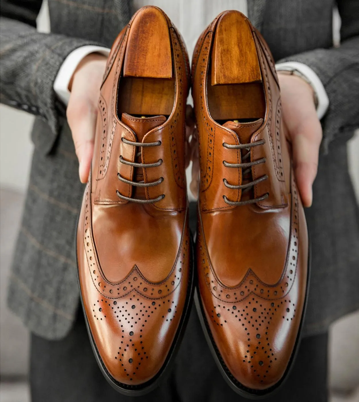 Scarpe eleganti blu per uomo Luxury Genuine Leather Quality Classic New British Trend Mens Bordeaux Brogues Business Weddin