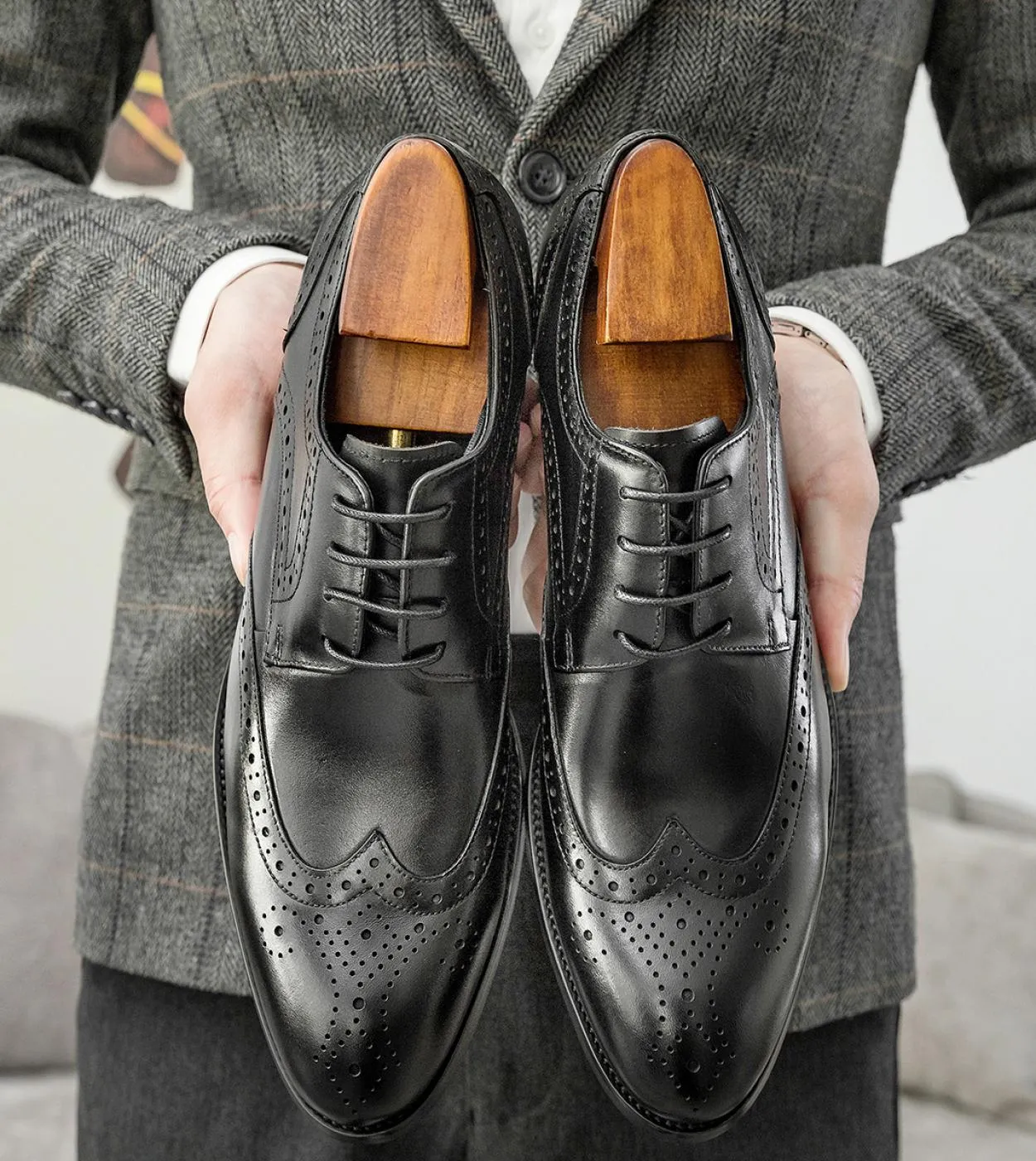Scarpe eleganti blu per uomo Luxury Genuine Leather Quality Classic New British Trend Mens Bordeaux Brogues Business Weddin