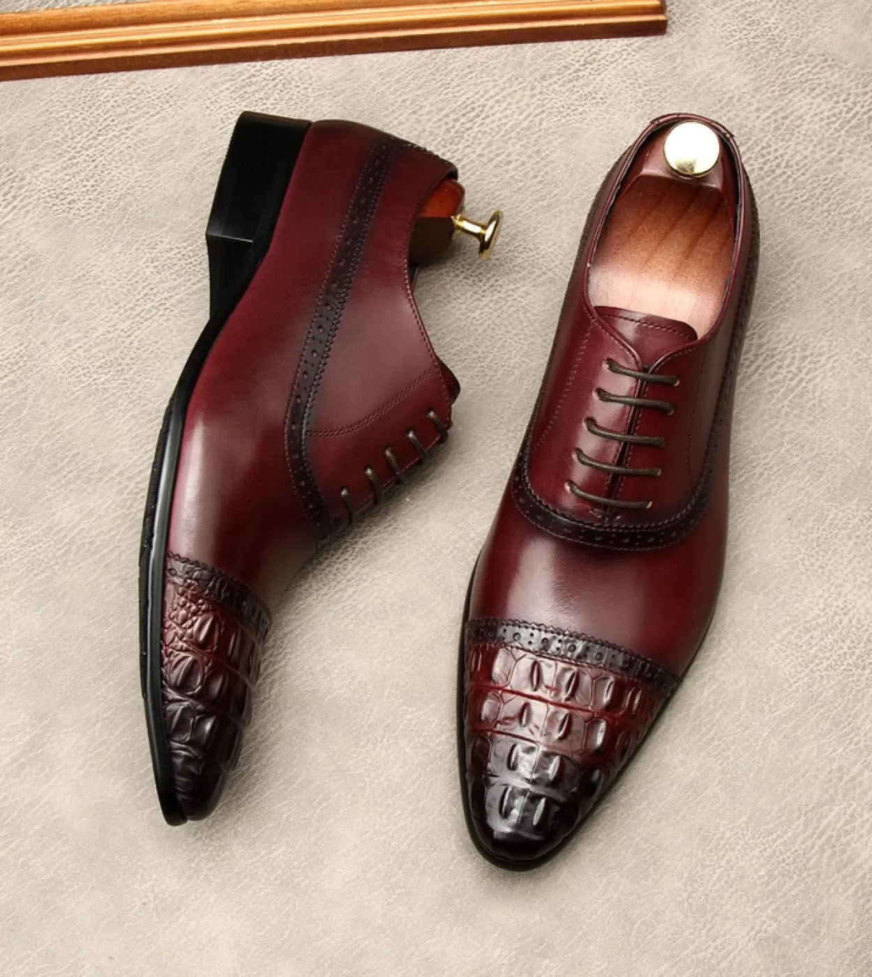 Scarpe eleganti nere da uomo Scarpe da uomo di lusso in vera pelle alla moda con motivo a coccodrillo in pelle verniciata da spo