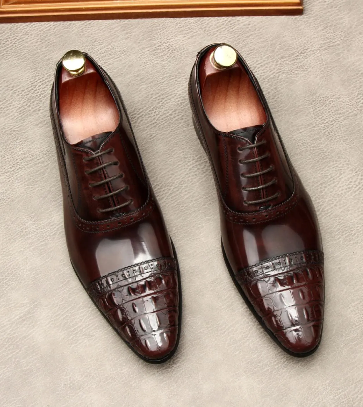 Scarpe eleganti nere da uomo Scarpe da uomo di lusso in vera pelle alla moda con motivo a coccodrillo in pelle verniciata da spo