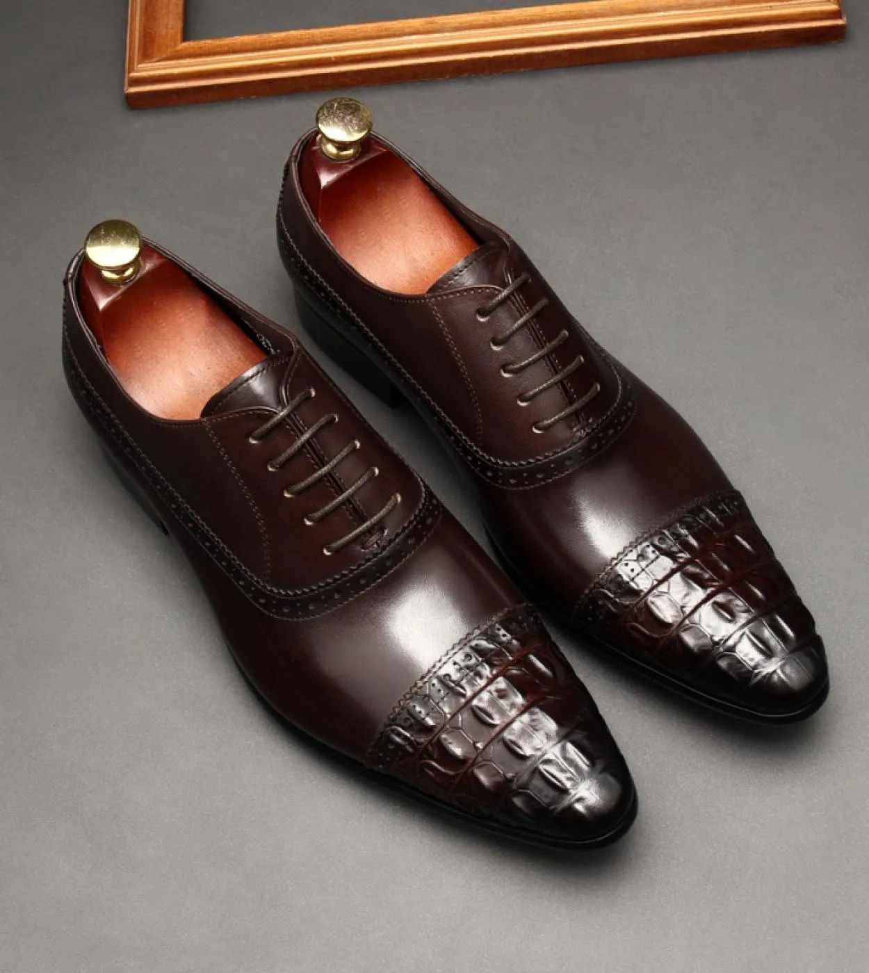 Scarpe eleganti nere da uomo Scarpe da uomo di lusso in vera pelle alla moda con motivo a coccodrillo in pelle verniciata da spo