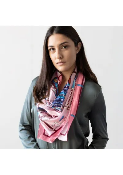 Sciarpa oversize modello di design rosa